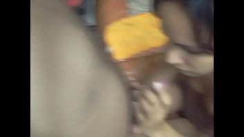 黒檀の女の子白人の男異人種間の素晴らしいブルネットbr