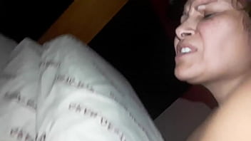 私は彼女のコンドームをつけないのを感じるのが大好きです