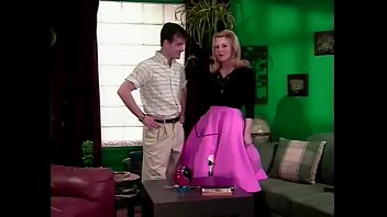 テリ・ワイゲルと彼女のファンブラーのボーイフレンドは、ポルノスターとしてお金を稼ごうと思っており、インターネット広告販売を通じてそのような仕事を見つけることにしました