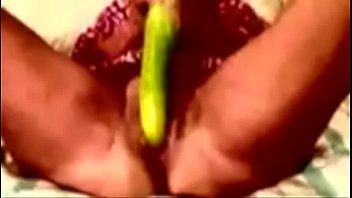 おばあちゃんは彼女の食べ物で遊んでいます
