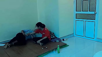 あなたのガールフレンドに媚薬を与えて、それを押してください