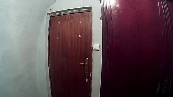 彼らは私の正面玄関を修理するために来て、私は私の顔に彼らのすべての精液を食べることになります。口内の精液を味わうことほどムラムラするものはありません。