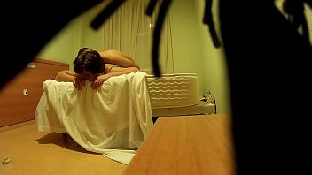 ホテルでの盗撮、太った女性とゲイの男性が彼女のお尻、彼女のチンポ、彼女の猫を食べているのを見つけました...