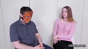 フォクシーキューティーは、過酷な治療のために肛門の亡命に連れて行かれます
