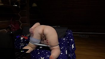 成熟したBBWはウェブカメラの近くで自慰行為をし、ジューシーなお尻を振る。ディルドの主婦は彼女の毛むくじゃらオマンコをファックして、大きなおっぱいを振る。自家製フェチ。