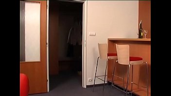 性交を切望する曲がりくねった自然なおっぱいを持つ陽気な若いブロンドのかわい子ちゃんローラ