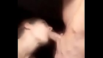 彼女の男が仕事をしている間、不潔な売春婦である曲がりくねった足の寝取られ妻