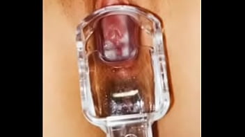 用扩阴器撑开阴道看骚货的子宫