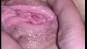 私の本当のガールフレンドは恥ずかしがり屋で彼女の猫を見せられないので、私は密かに彼女の甘いおまんこを大きく開いて舐めたりぽっかりと撮ったりします