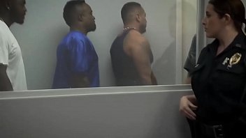 黒人容疑者は逮捕された後、このいたずらな熟女の乳首を吸っています。