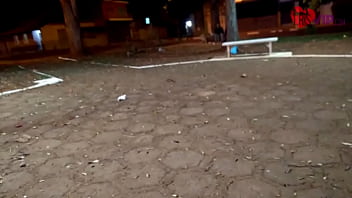 クリスティーナアルメイダの夫が小さな広場で彼女を撮影している、ミスターがいます。カップルの試合を見ている広場で。
