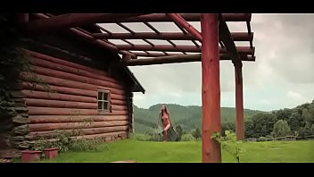 ランジェリーの曲線美のブルネットのかわい子ちゃんユーフラットは彼女の愛のトンネルをこすっています