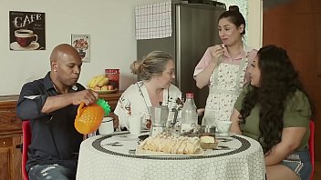 売春婦の家 - 夫は寝取られ、母親はいたずら、そしてメイドはみんなとセックス |エメ・ホワイト、アレッサンドラ・マイア、アガサ・ルドヴィーノ、カポエイラ。