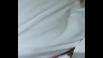 私の友人の妻は少し恥ずかしがり屋です