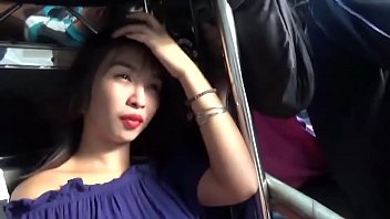 痴女アジアのティーンはお金のためにこの観光客とセックスするように頼まれます。