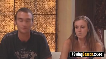 パートナーを交換して性交するのが大好きな角質のスワッピングカップル間のセクシーなゲーム。