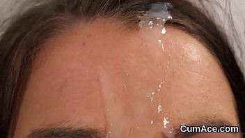 異常な美女が顔面に精液をぶちまける