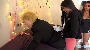 トランプは抗議して2人の女性女優によってパンチされた待ち伏せロバを取得します