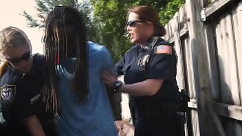 熟女は逮捕したすべての黒人犯罪者と激しくセックスするのが大好きです。