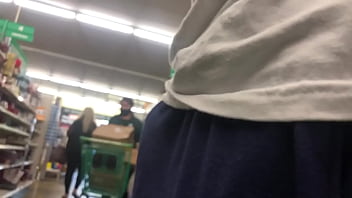 彼女はコックの膨らみを見続けました