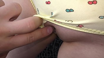 本当に！私の友人の娘は私に猫を見るように頼みます。初めてアソコを手と口に入れる（パート1）