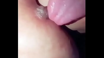 すごく暑くて乳首を舌で触って手を伸ばした