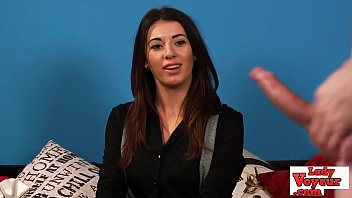エレガントな英語の盗撮が手コキ敗者に話しかける