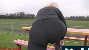 成熟した熟女は公園で大きなお尻のレギンスと歩く