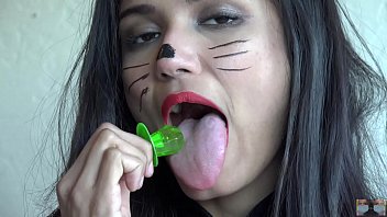 舔棒棒糖， 雅癫娜扮猫咪，她要舔多少次才舔完？谁不想那糖果是自己的鸡巴？