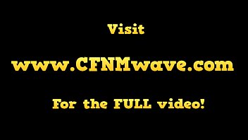 グループセックスで幸運な男コックに乗っているCFNMベイビー