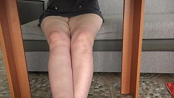 成熟した主婦がお茶を飲む間、テーブルの下の隠されたカメラはふっくらとした脚をスパイし、スカートの下をのぞきます。素人足フェチ。