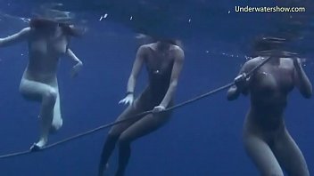 3 горячие девушки плавают и веселятся в море