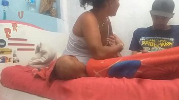 私は義理の妹を説得して、コンドームを付けずに髪の毛を私に差し出させました...
