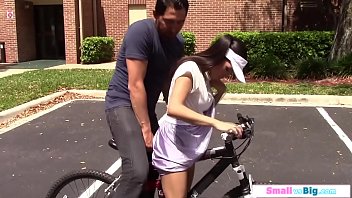 巨乳の小柄なのサイクリストが巨根に乗る