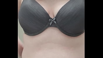 仕事で完全な乳白色の乳首を絞る