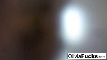 Проколотая Оливия смывается после долгого дня