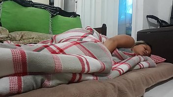 淫乱映画の黒人を夢見てマットレスを濡らした
