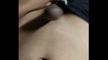 ジョーダンは彼のペニスで遊んでいます