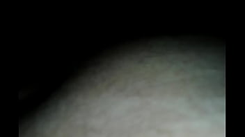 そして、その素晴らしい夜は性交が続いた。彼女は私の前に彼女の巨乳を見せてくれた。私たちはそれをとても楽しんだが、彼女は次の夜に彼女のお尻を解放しただけだった