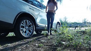 小便停止-ブルージーンズでアジアの女の子ティナによる緊急の屋外の道端のおしっことコックしゃぶり