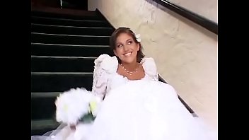ブロンドのハーモニーローズは、見事な若い妻になるイブローレンスの美容の専門家であり、彼女はストレスを和らげるためにいくつかのリップダンスを提案しています