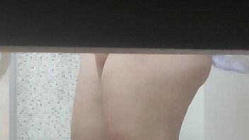 変態兄はシャワーを浴びている妹を記録するために隠しカメラを残します（本物のビデオ）