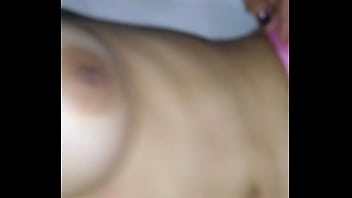 いとこが遊びに来て気持ちよくしてあげる 妻が怒らないようにコンドームをつけて動画を撮っている