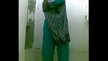 自撮りのためのシャワーでインドの妻を打つボトル