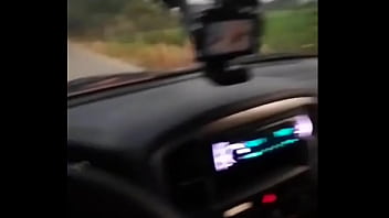 寝取られ夫が道路を運転している間、彼女のシングルフロアでファックしている妻