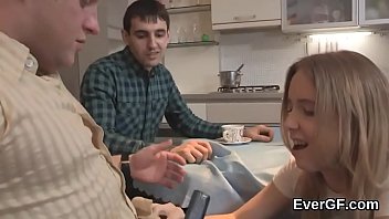 無一文のボーイフレンドは邪悪な仲間がお金のために彼のexgfとセックスすることを許可します