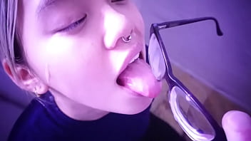 중국계 미국인 걸레가 안경 렌즈에서 정액을 핥고 삼킨다.
