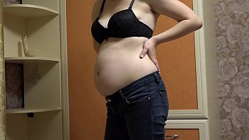 妊娠中の熟女はタイトなジーンズを脱いでセクシーな服を着て、彼女の毛むくじゃらオマンコをディルドでマスターベーションします。毛むくじゃらの嫌いな人と自家製のフェチとジューシーな戦利品。