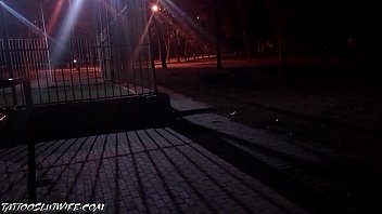 在户外训练我的屁股并在我的嘴里充满了热暨