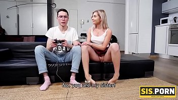 SIS.PORNO. Absolventin mit kleinen Titten will von Stiefbruder auf XXX-Weise gratuliert werden